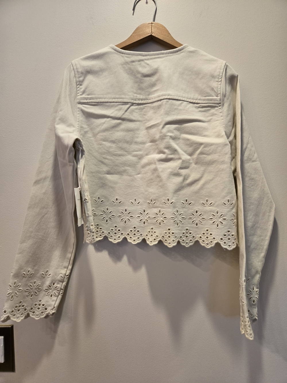 Free Assembly White Eyelet Hem Button-Front Women's Jacket - Picture 4 of 6